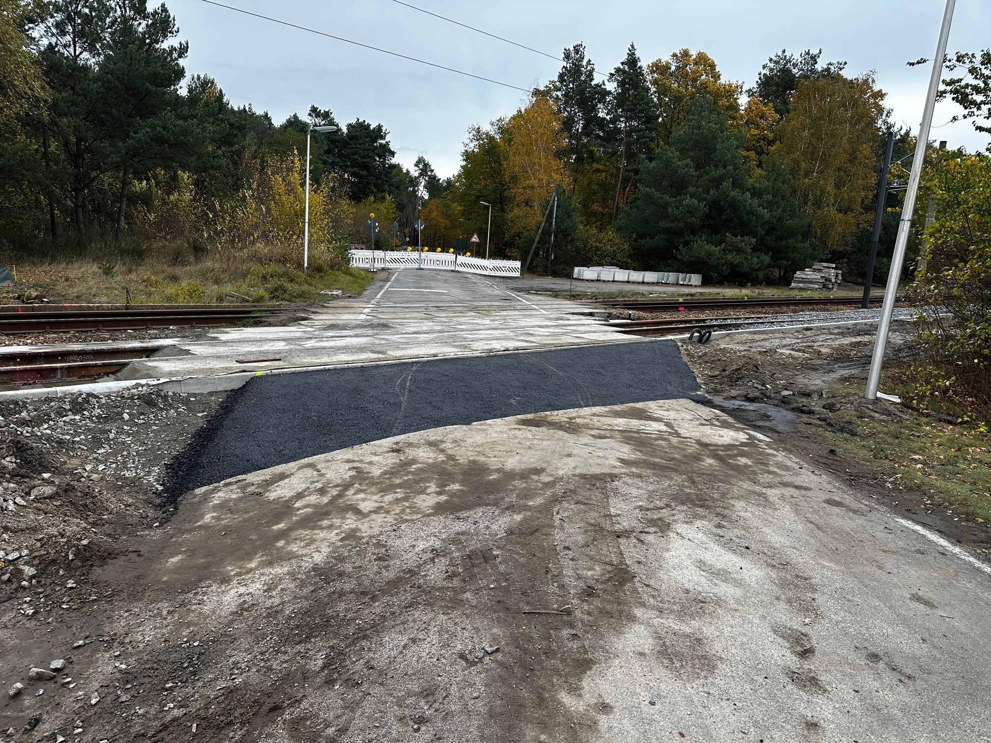 Der Bahnübergang an der Schmellwitzer Straße mit der Sperrung aufgrund von Bauarbeiten.