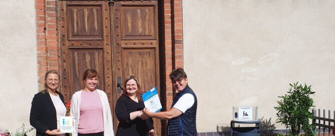 Am Niederlausitzer Heidemuseum wird die Urkunde zum Qualitätssiegel überreicht.