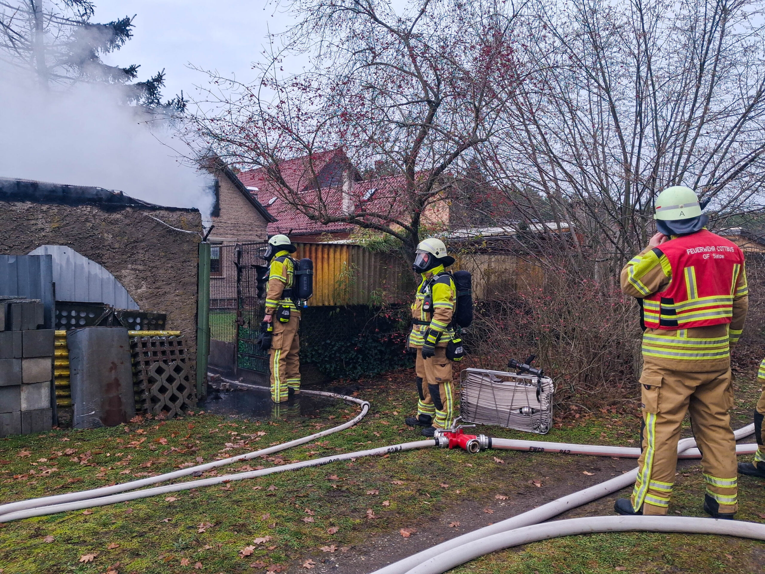 Feuewehrmänner löschen ein Feuer