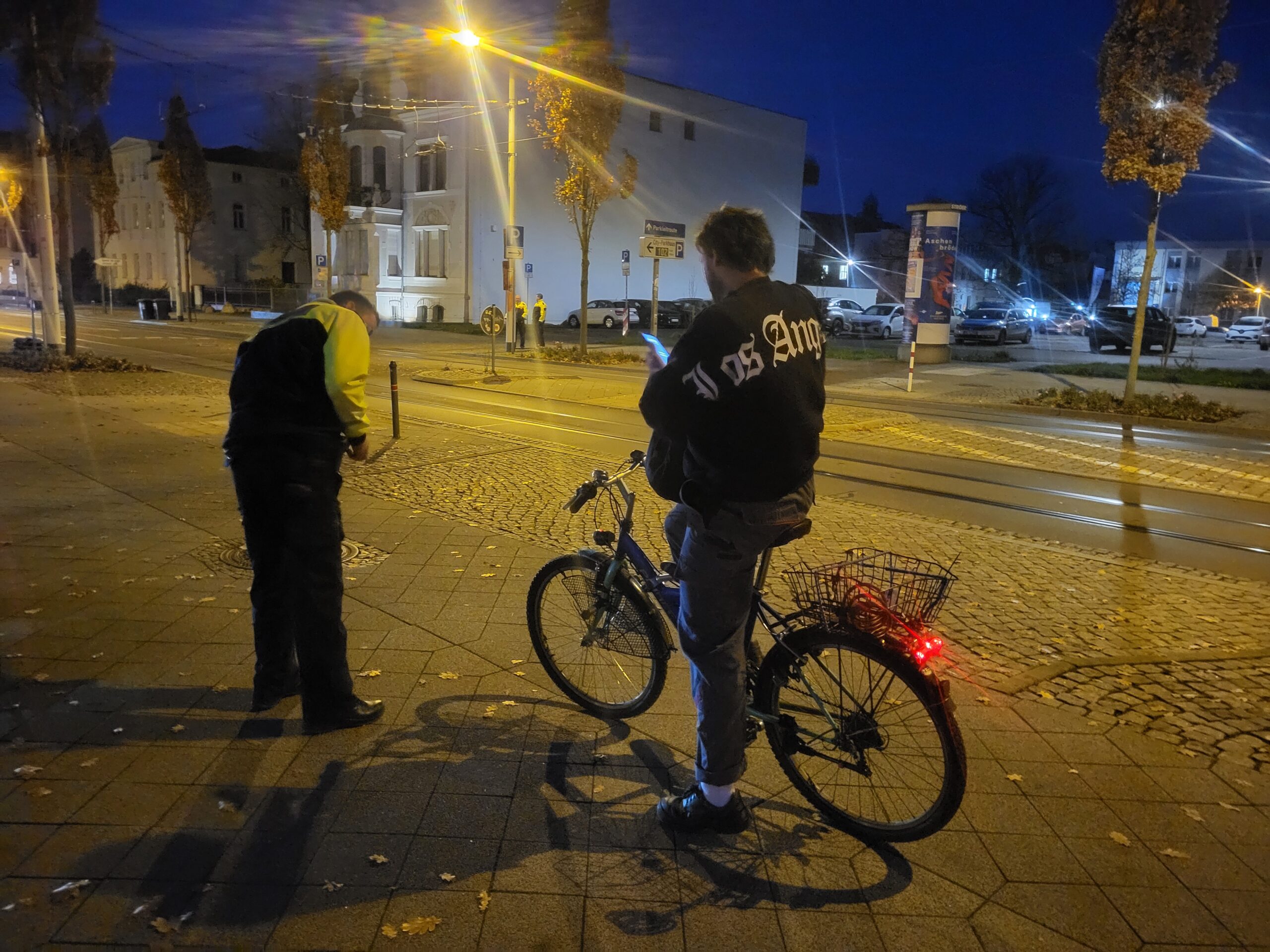 EIn Fahrradfahrer wird von der Polizei kontrolliert