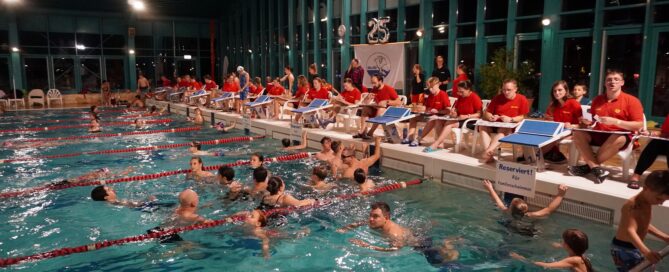 in der Lagune schwimmen Menschen im Wasser