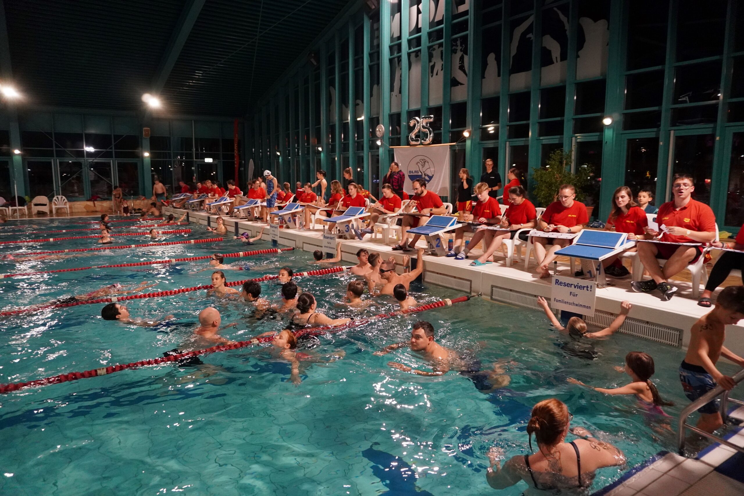 in der Lagune schwimmen Menschen im Wasser