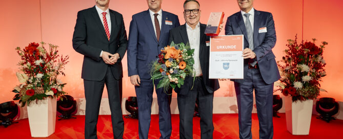 Menschen stehen mit einem Strauß Blumen nebeneinander