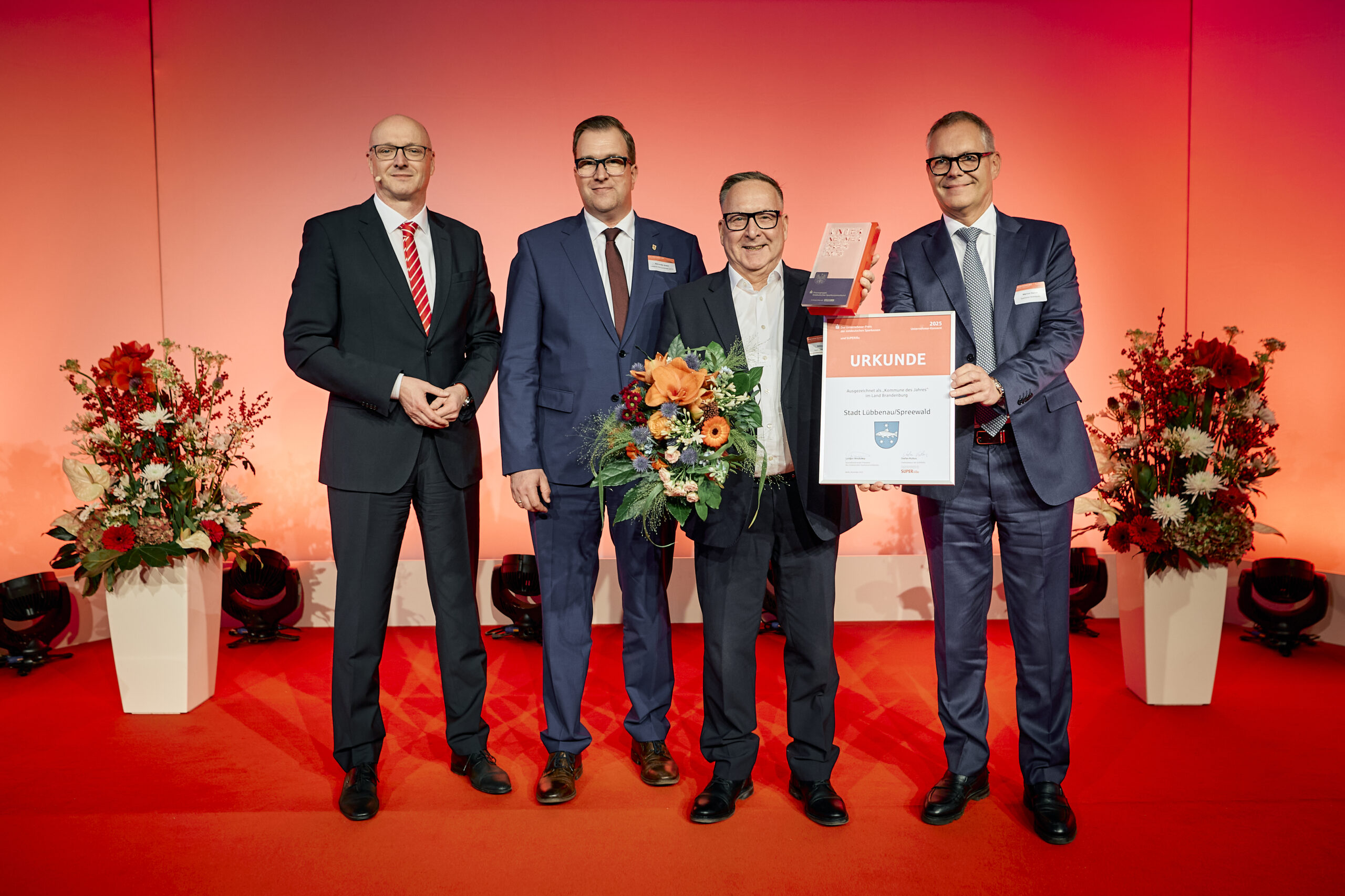 Menschen stehen mit einem Strauß Blumen nebeneinander