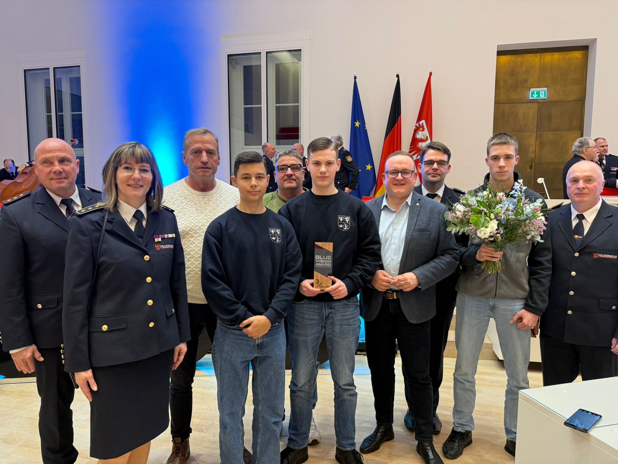 Menschen stehen nebeneinander