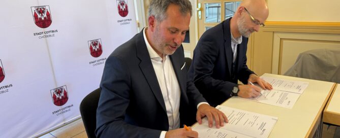 Cottbus Oberbürgermeister unterschreibt mit einem anderen Mann einen Vertrag