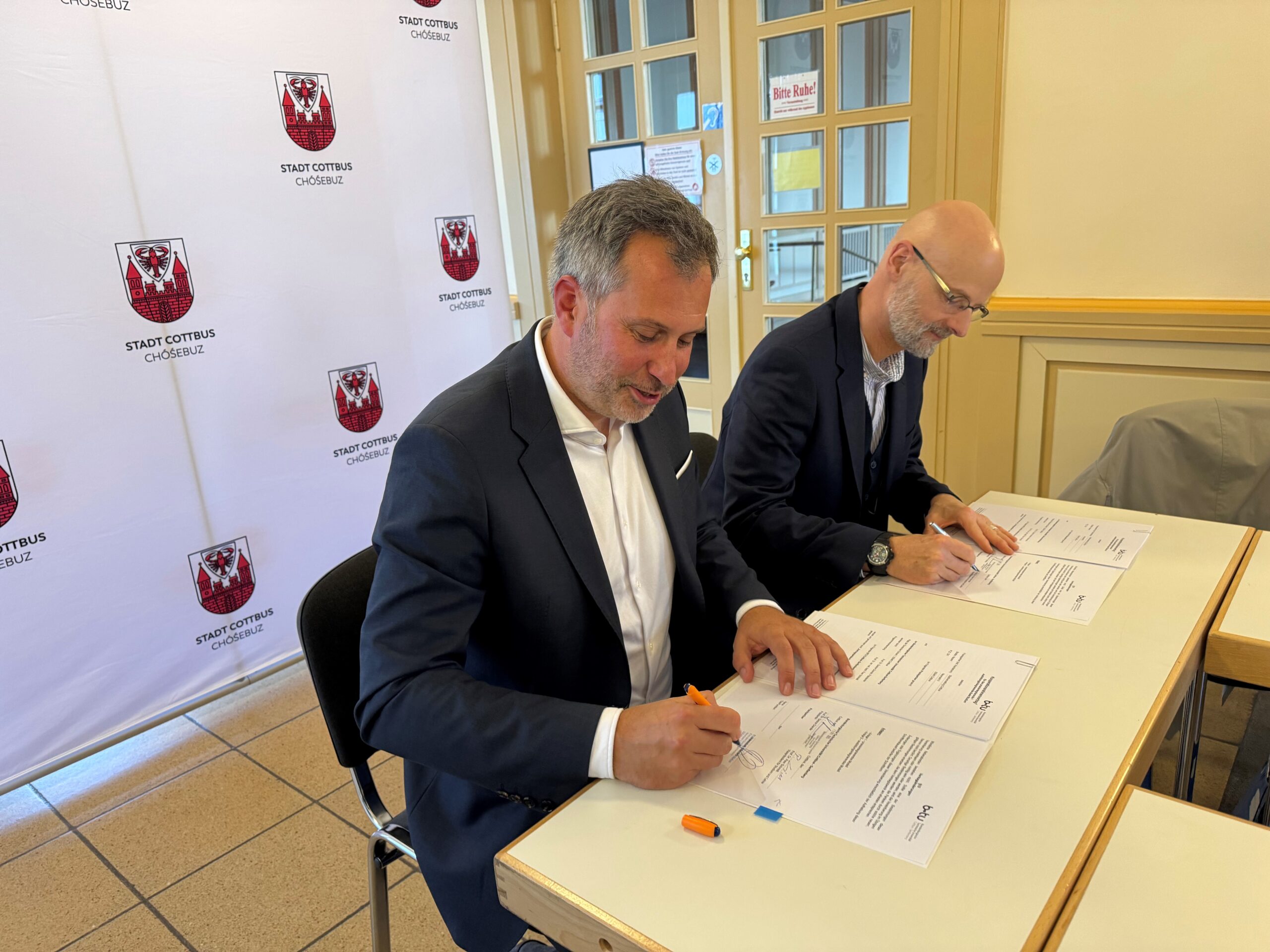 BTU Musik Cottbus Oberbürgermeister unterschreibt mit einem anderen Mann einen Vertrag