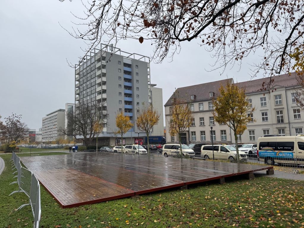 Auf dem Bild sind Holzplanken auf dem Fußboden zu sehen
