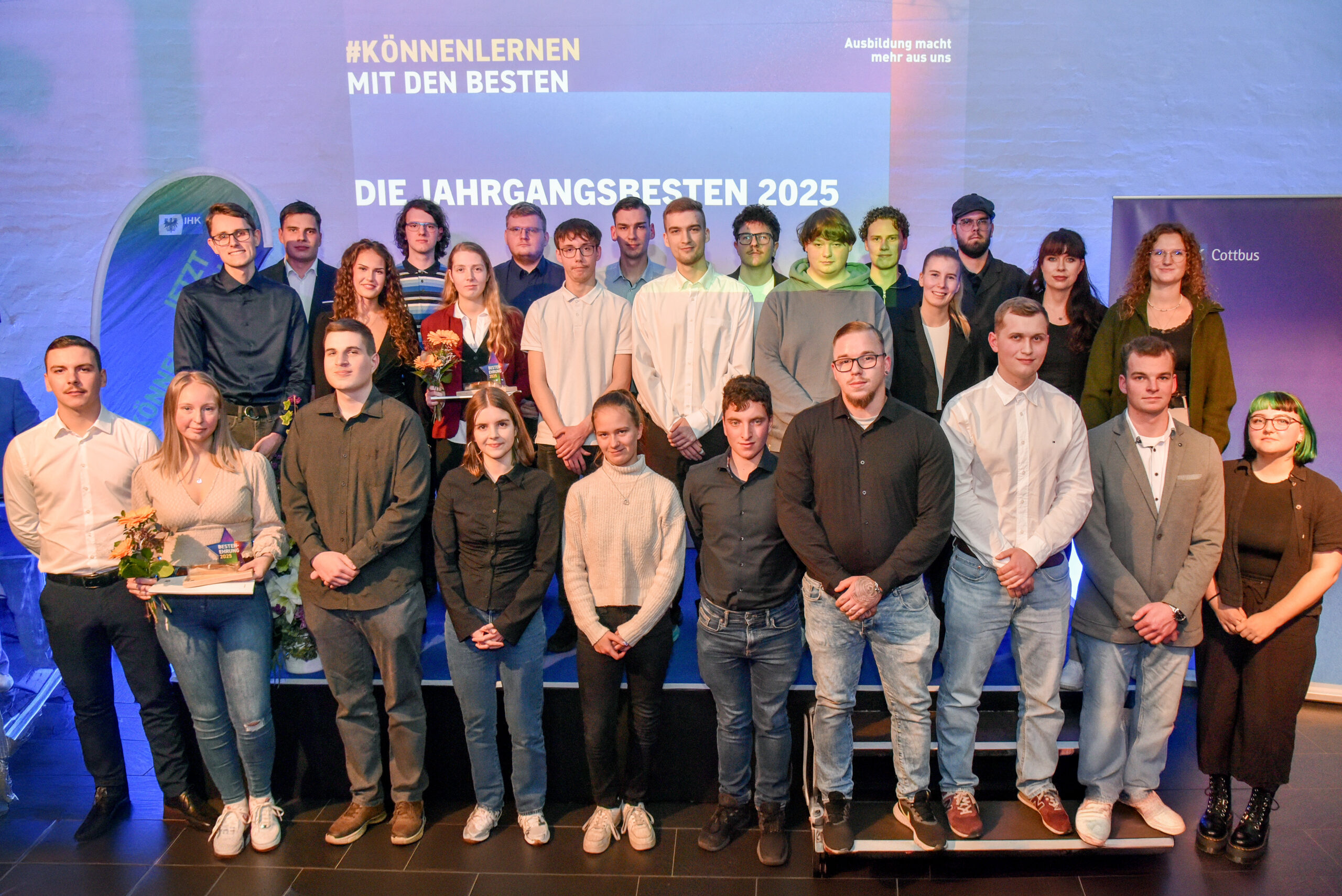 IHK Azubis Auf dem Bild werden Jugendliche gezeigt, die ausgezeichnet werden