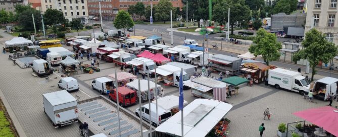 Drohnenaufnahme vom Cottbuser Wochenmarkt auf dem Stadthallenvorplatz.