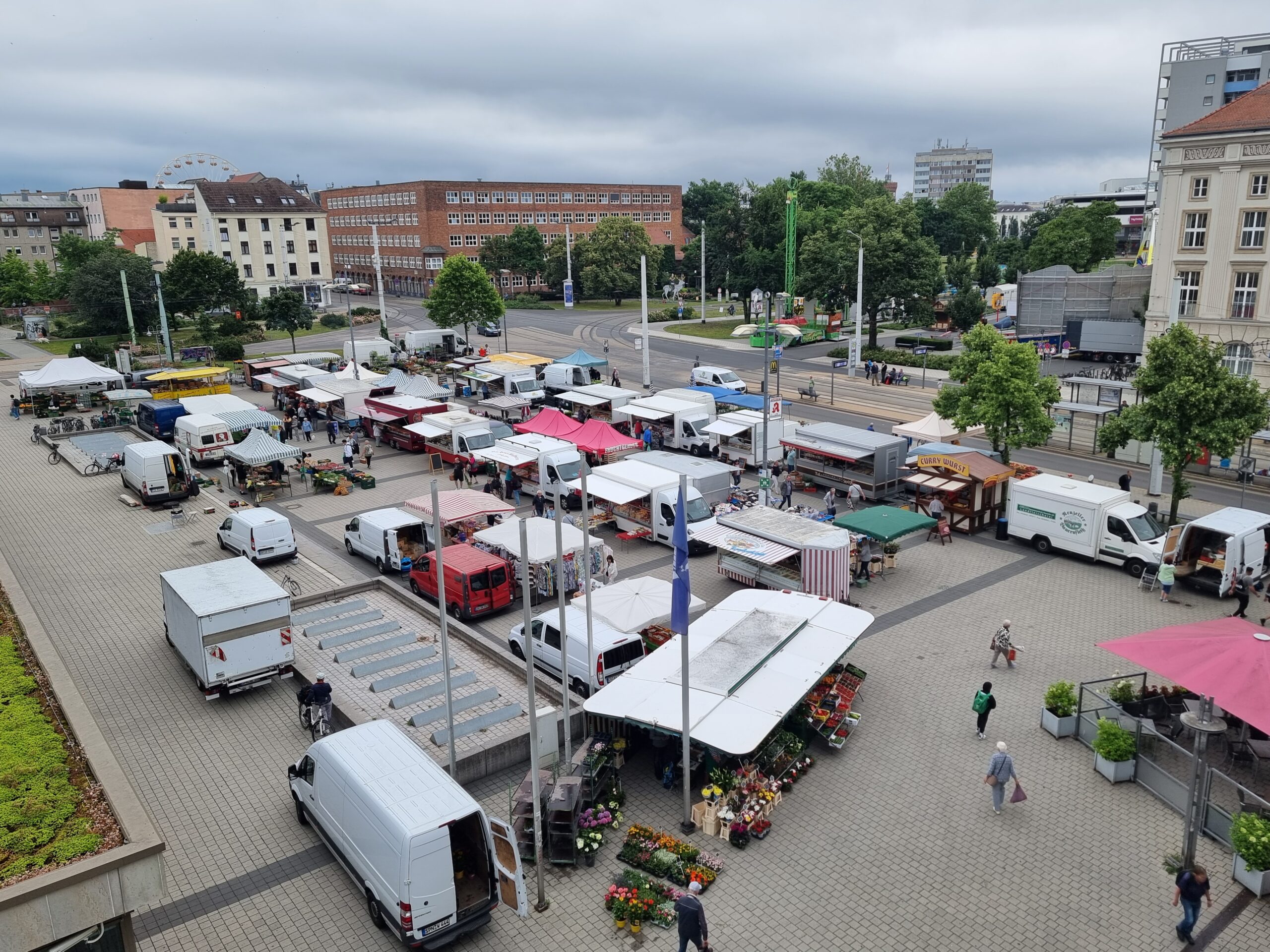 Drohnenaufnahme vom Cottbuser Wochenmarkt auf dem Stadthallenvorplatz.