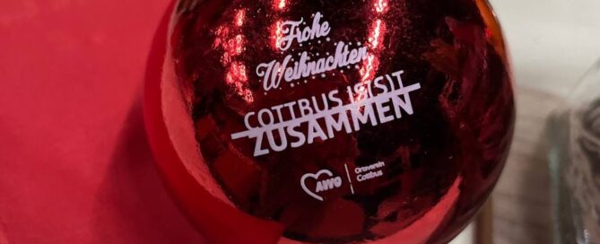 Auf dem Bild ist eine rote Weihnachtsbaumkugel zu sehen mit der Aufschrift cottbus isst