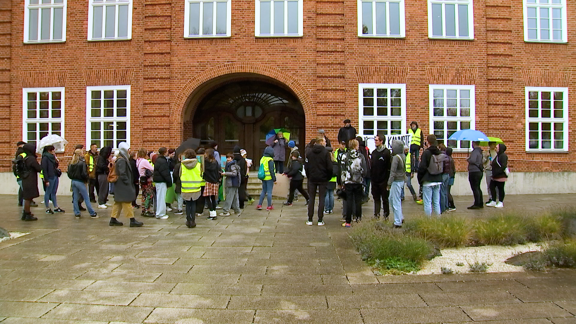 demo_stadthaus Demo gegen Jugendhilfe-Kürzungen vor dem Stadthaus Cottbus.