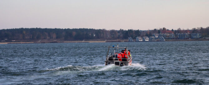Ein Rettungseinsatz mit Booten auf dem Geierswalder See.