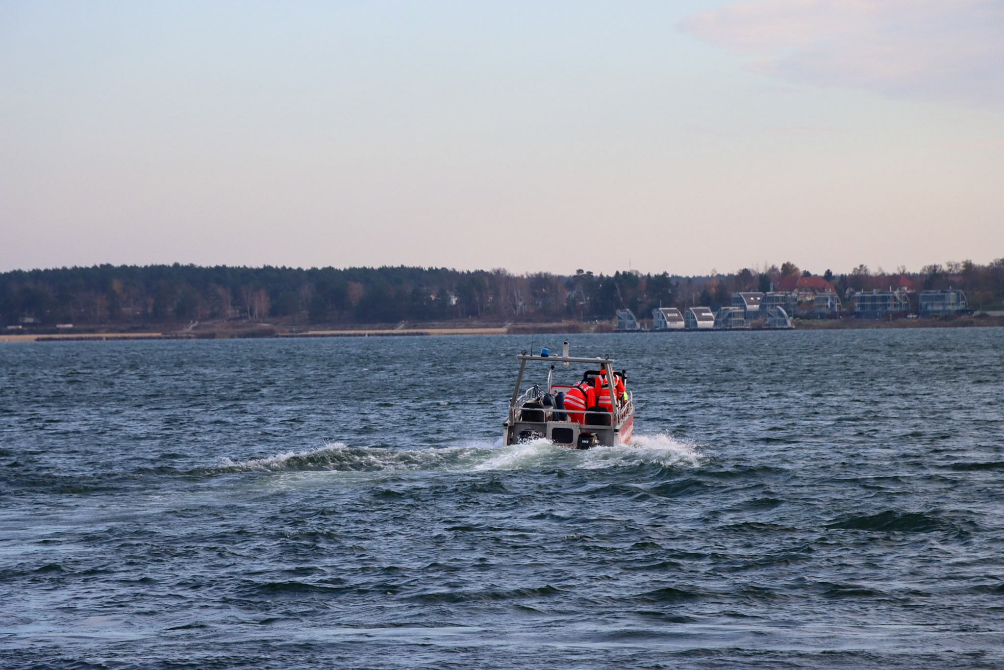 Ein Rettungseinsatz mit Booten auf dem Geierswalder See.