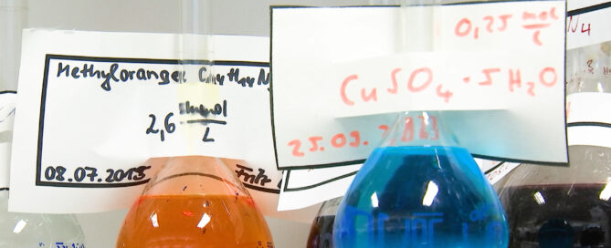 Reagensgläser sind in bunten Farben zu sehen