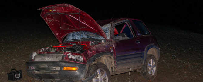 Das Bild zeigt einen stark beschädigten, roten Unfall-Pkw. Quelle: Blaulichtreport Lausitz