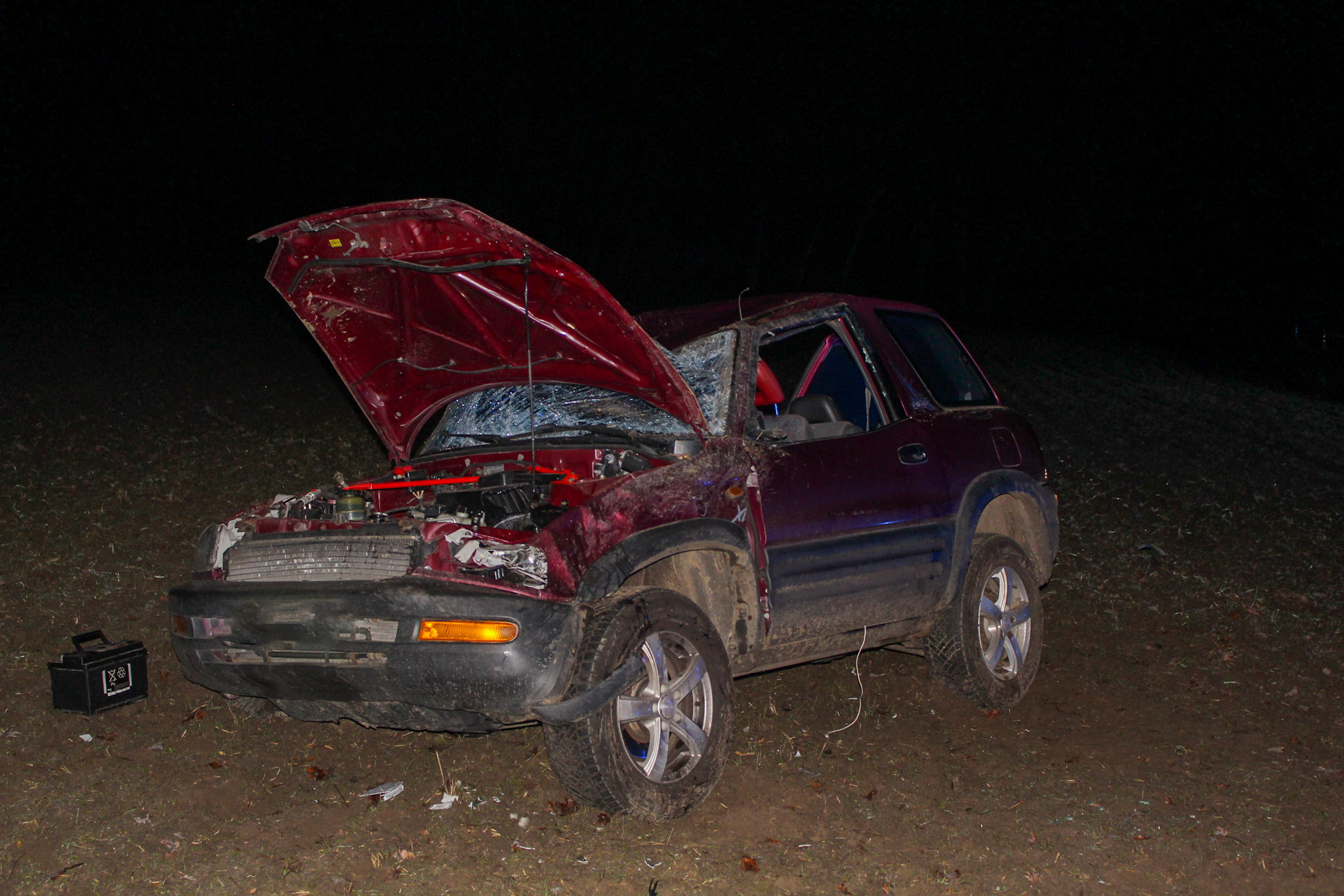 Das Bild zeigt einen stark beschädigten, roten Unfall-Pkw. Quelle: Blaulichtreport Lausitz