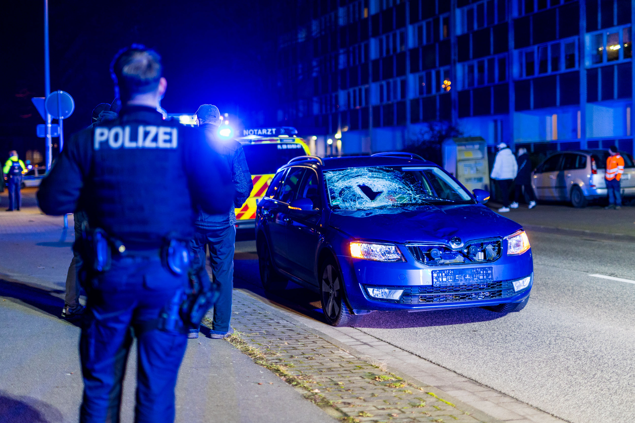 Ein Polizist steht vor einem Unfall-Fahrzeug. Quelle: Blaulichtreport