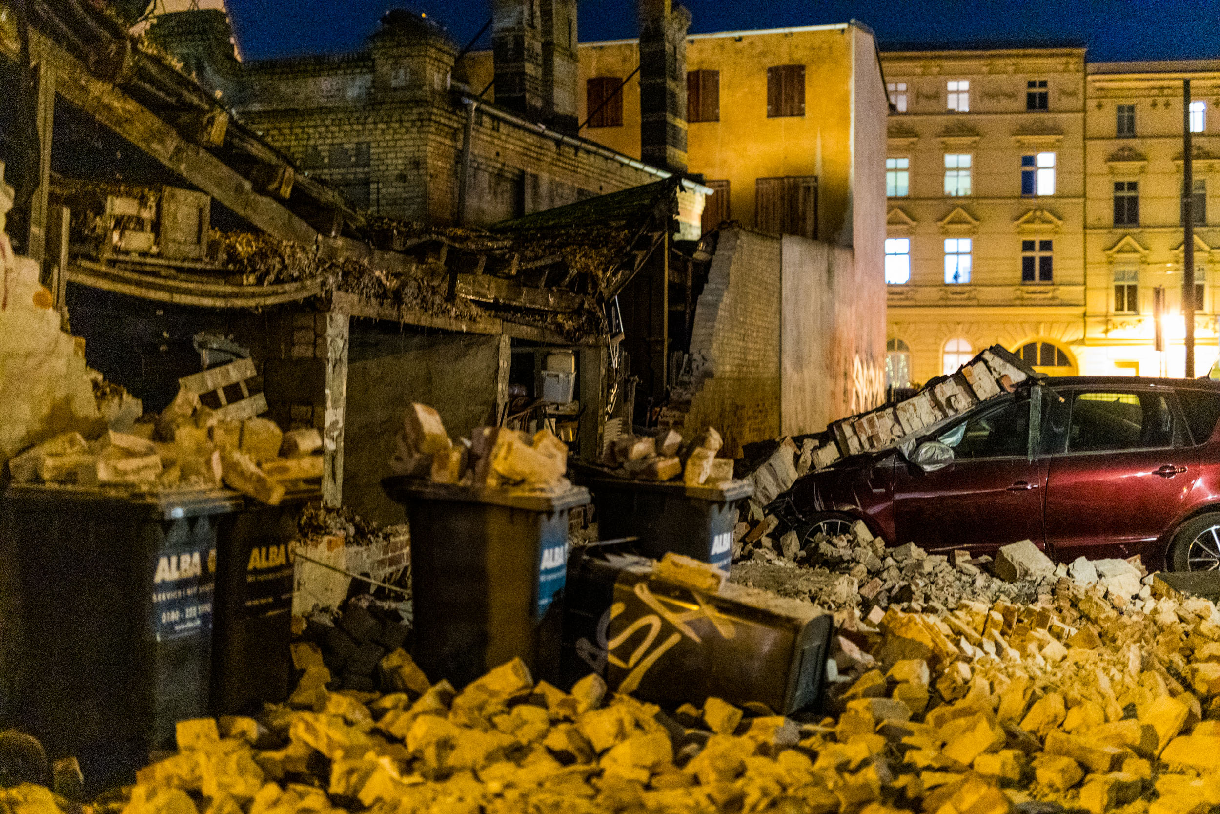 Das Bild zeigt die eingestürzte Mauer am Brandenburger Hof in Cottbus. Quelle: Blaulichtreport