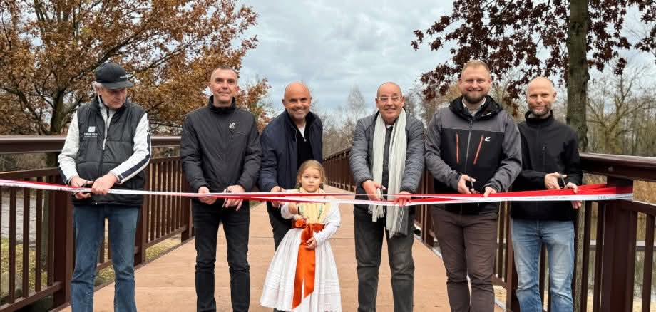 Brücke Menschen stehen nebeneinander und schneiden ein Band durch