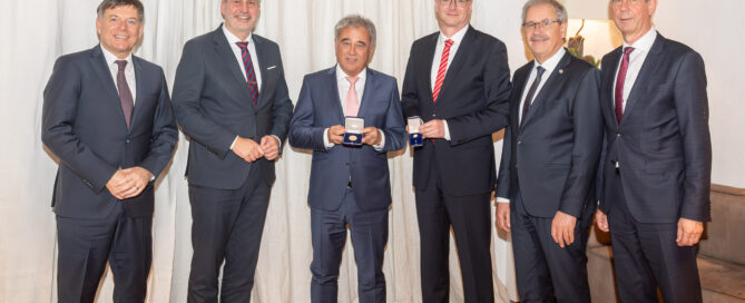 Menschen stehen nebeneinander