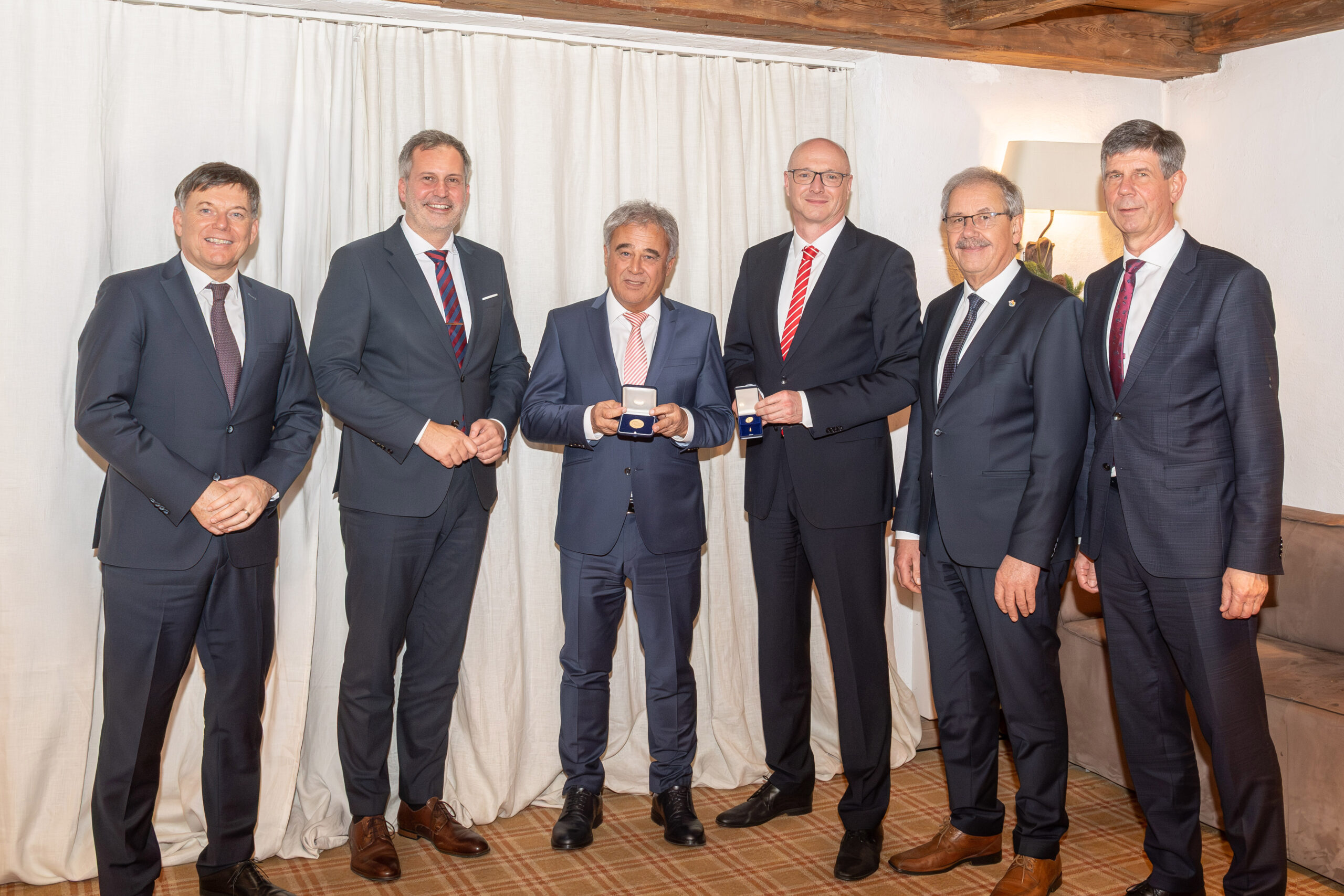 Foto_Ehrung für Ulrich Lepsch Menschen stehen nebeneinander