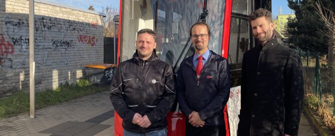 Menschen stehen vor einer Straßenbahn