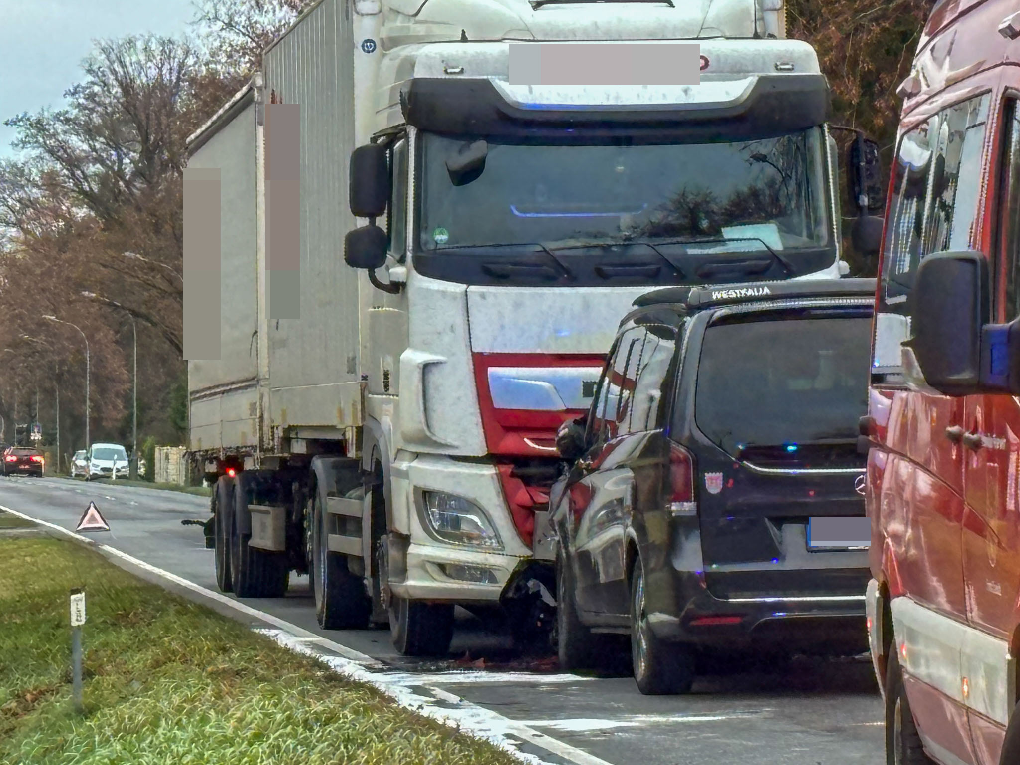 Ein LKW und ein Auto sind auf der Straße zusammengestoßen