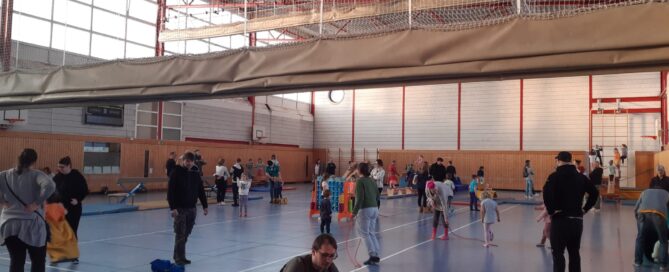 Auf dem Bild ist eine Turnhalle abgebildet