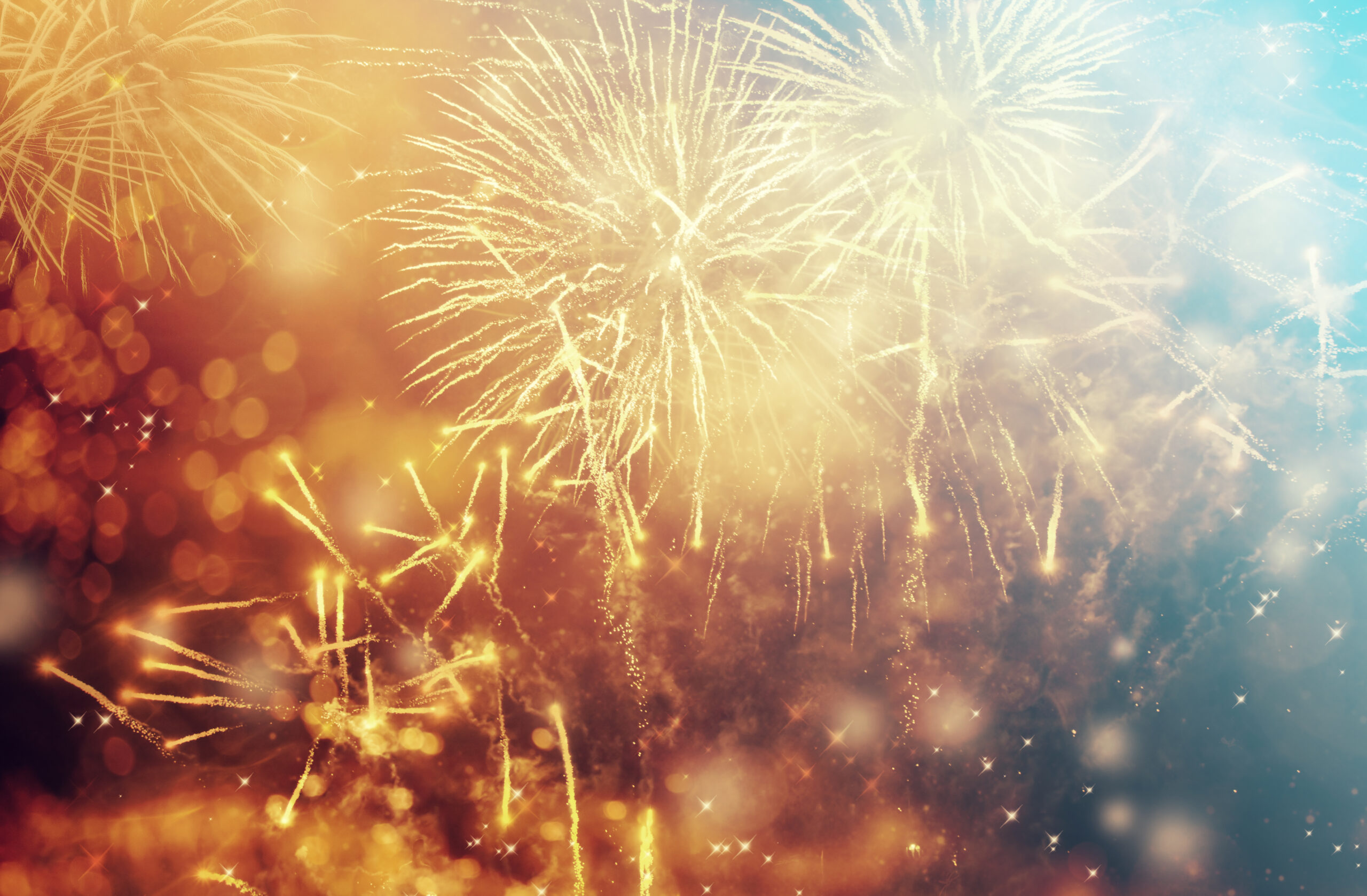 Das Symbolbild zeigt buntes Feuerwerk mit Raketen am Himmel.