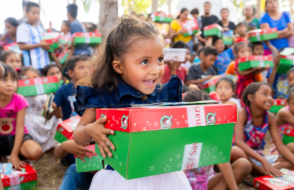 Kinder freuen sich über die Geschenke der Aktion Weihnachtsfreude im Schuhkarton. Quelle: Samaritan's Purse