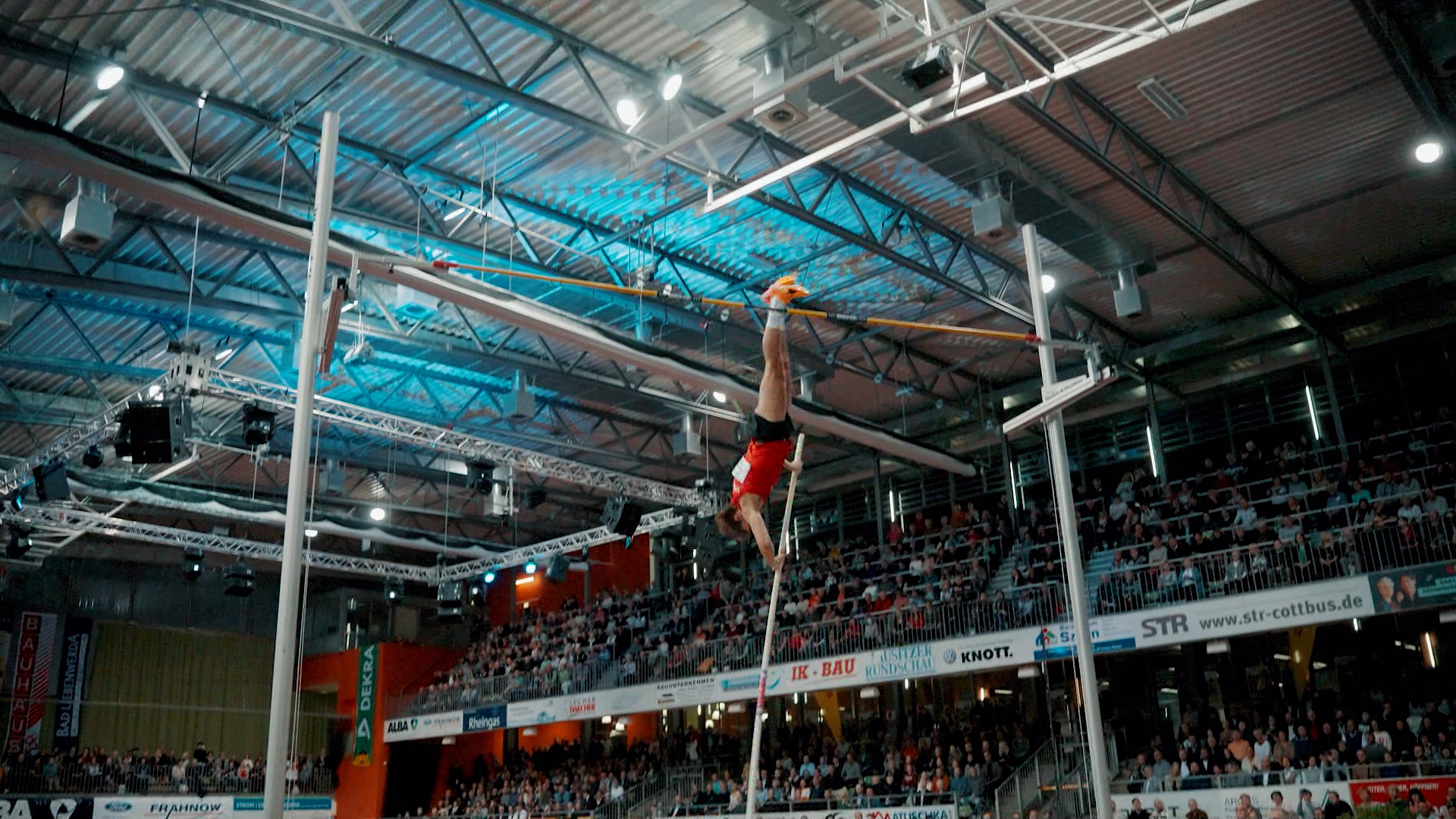 Ein Hochspringer springt bis unters Dach der Lausitz Arena
