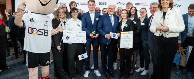 Das Foto zeigt die Preisträger des Bundeswettbewerbs "Sterne des Sports" 2024 mit Bundespräsident Steinmeier. Quelle: BVR/DOSB