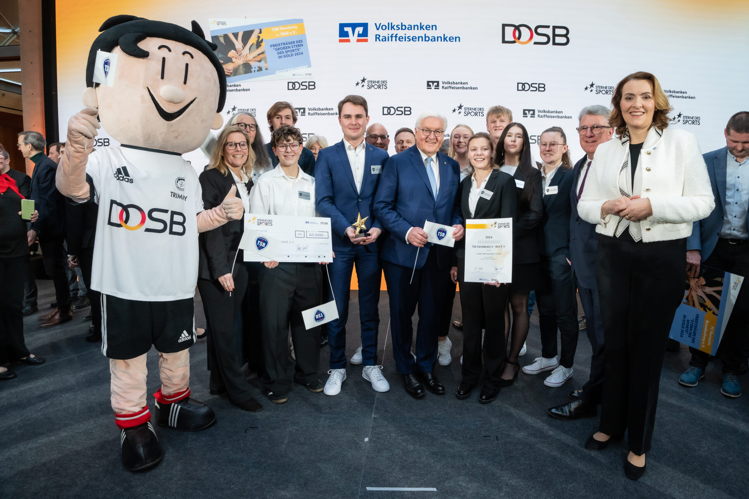 Das Foto zeigt die Preisträger des Bundeswettbewerbs "Sterne des Sports" 2024 mit Bundespräsident Steinmeier. Quelle: BVR/DOSB