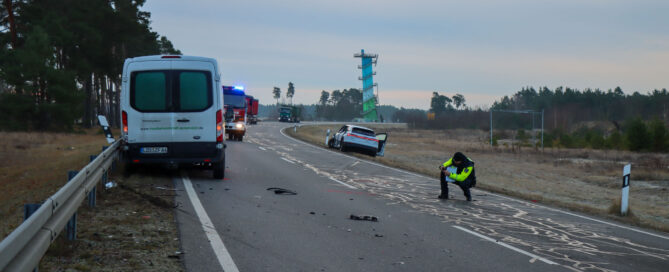 EInsatzkräfte der Feuerwehr sind bei einem Unfall am Merzdorfer Turm aktiv. Foto: Blaulichtreport!