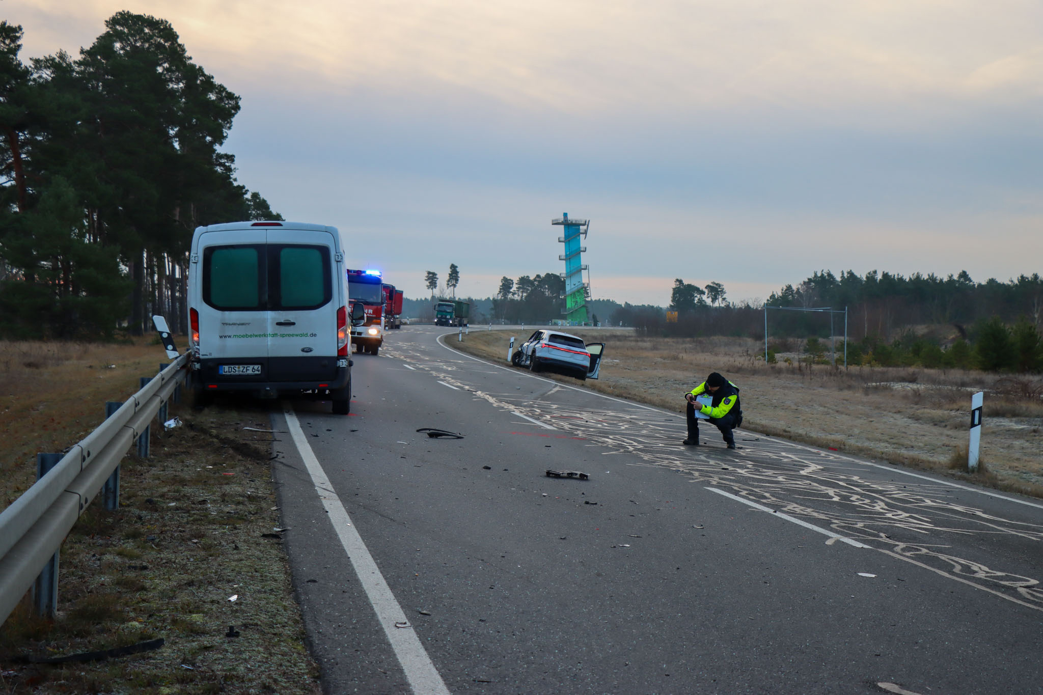 EInsatzkräfte der Feuerwehr sind bei einem Unfall am Merzdorfer Turm aktiv. Foto: Blaulichtreport!
