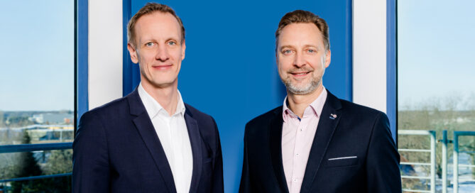 Zwei Männer stehen nebenbeinander