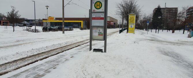 Haltestelle mit Schnee