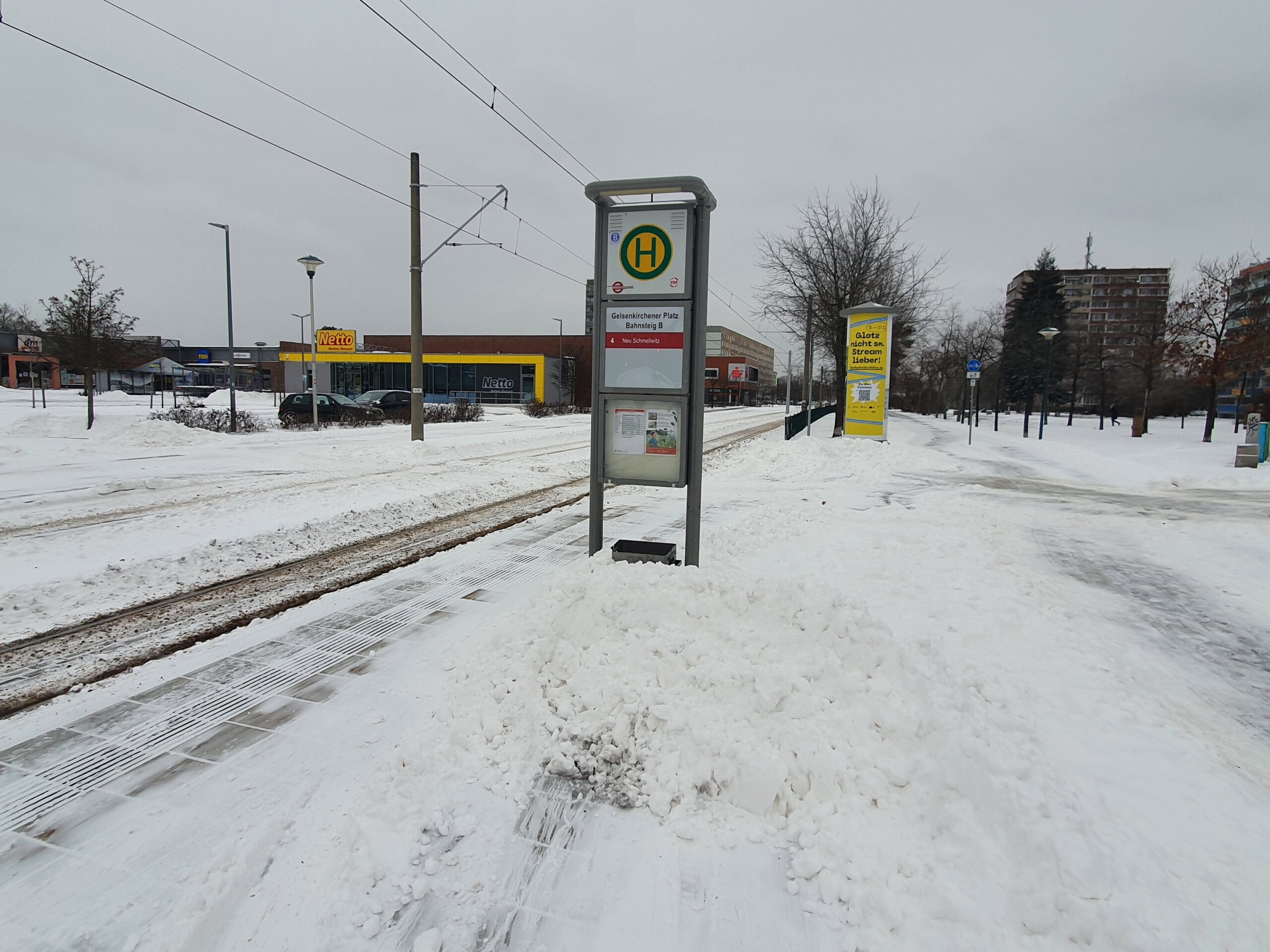 Haltestelle mit Schnee