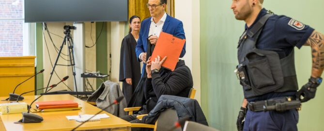 Das Foto zeigt den Angeklagten im Mordprozess für den getöteten Polizisten Maximilian Stoppa. Quelle: Blaulichtreport Lausitz