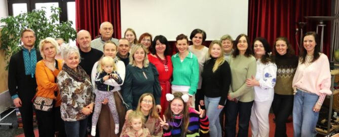 Menschen stehen nebeneinander