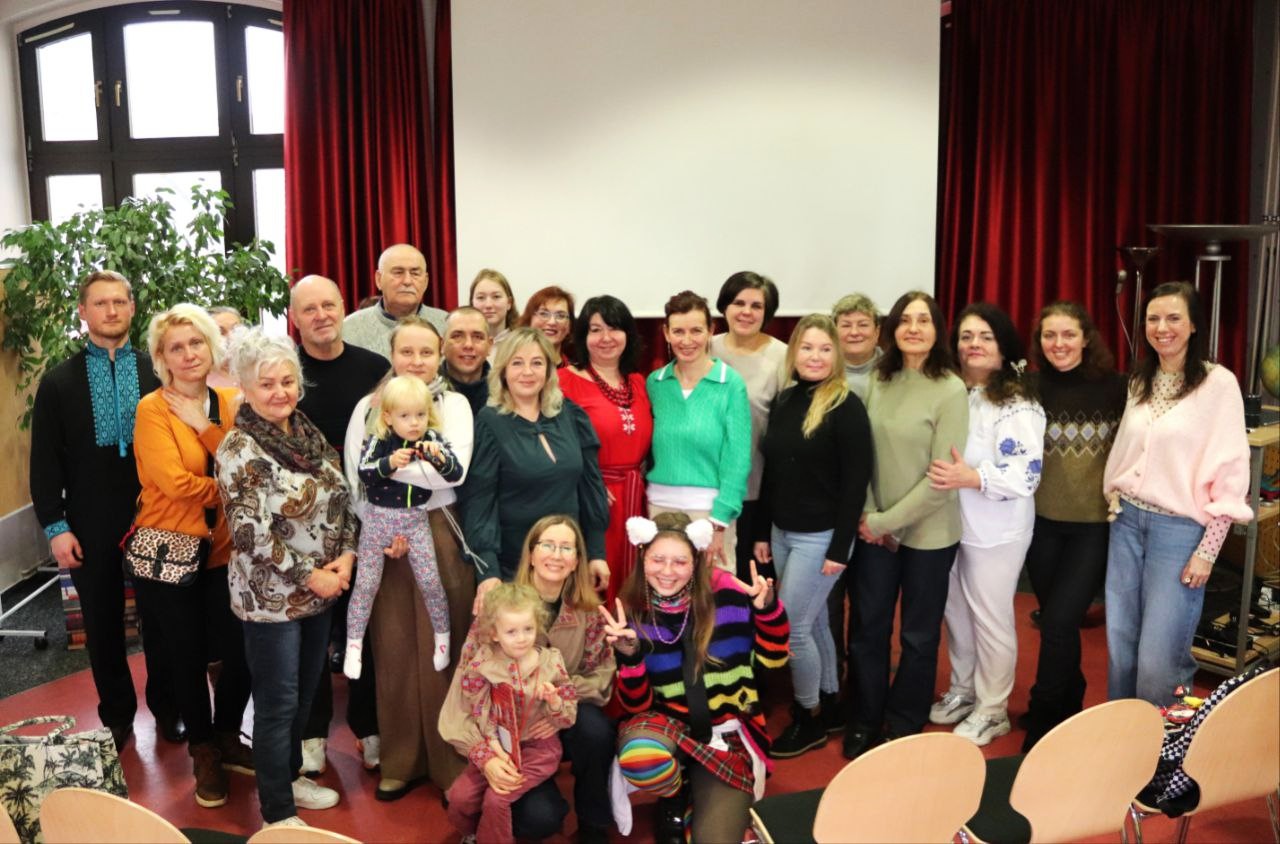 2026 Buchübergabe_durch_den_Deutsch-Ukrainischen_Verein_Cottbus e.V. c Ruslana Dvoretska Menschen stehen nebeneinander