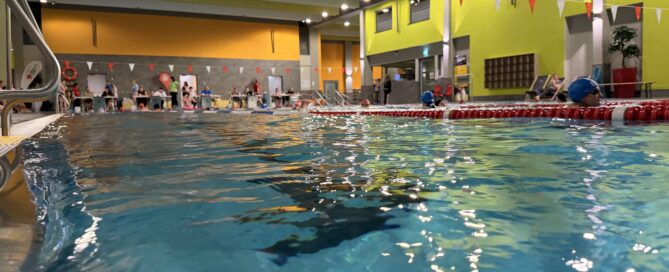 Wasser mit schwimmenden Menschen