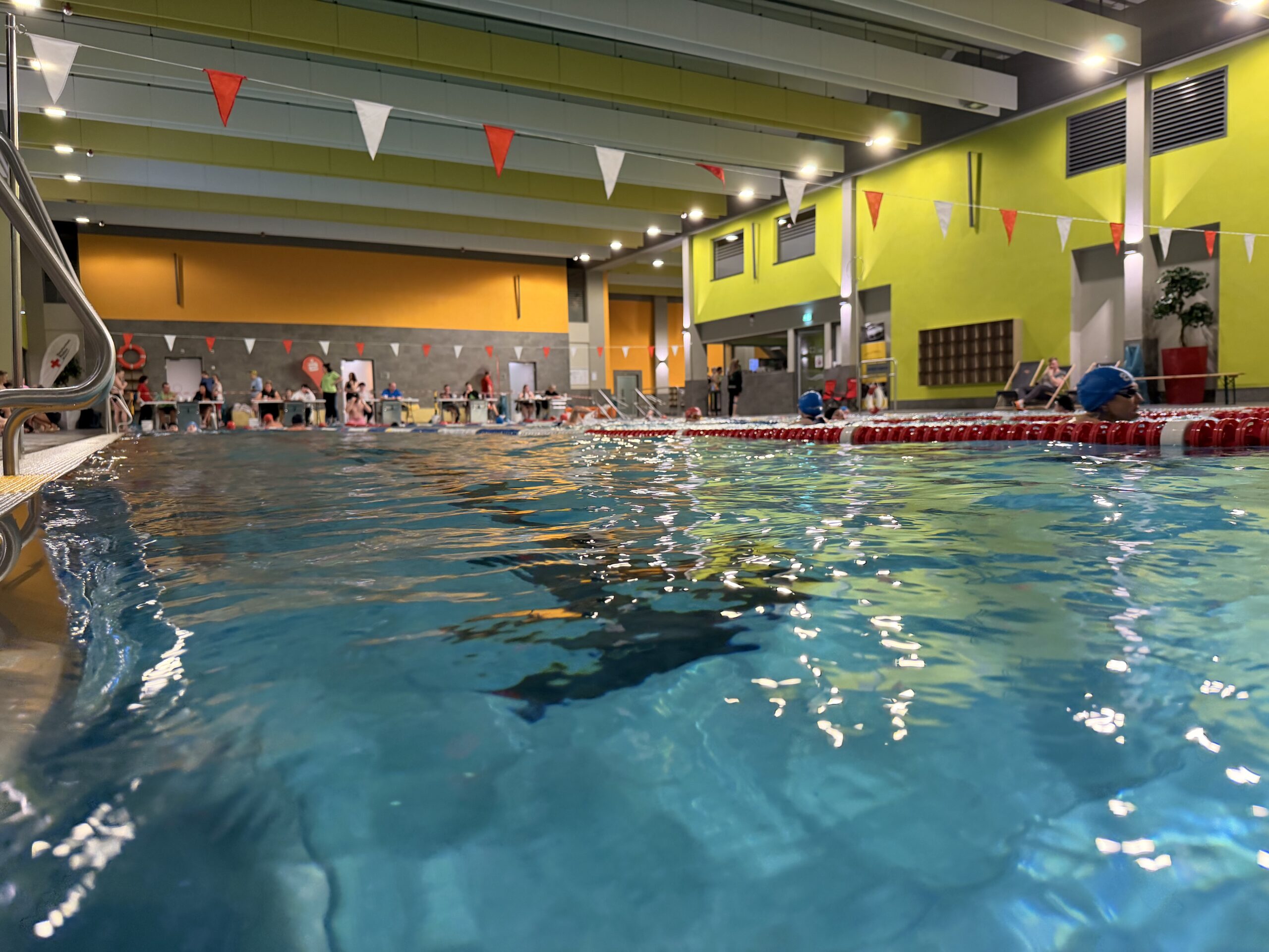 Wasser mit schwimmenden Menschen