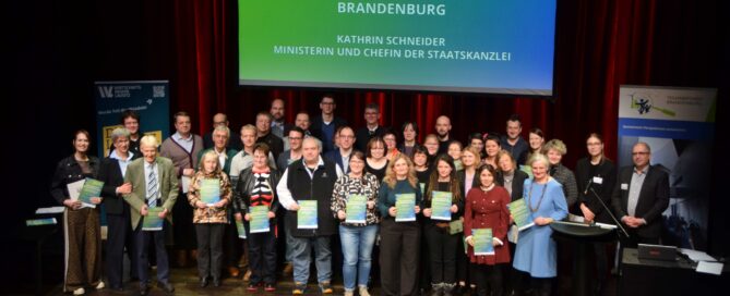 Menschen stehen vor einer Bühne