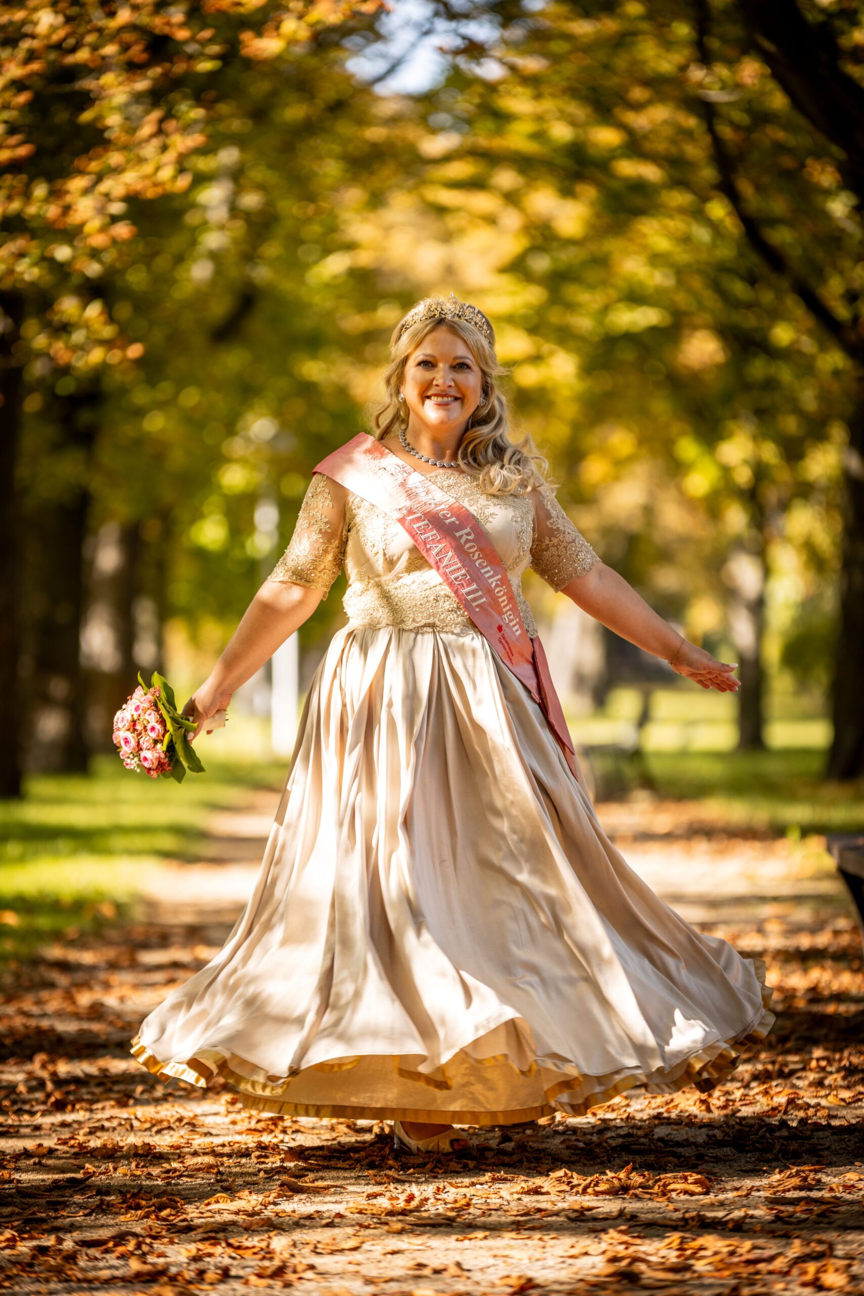 Das Foto zeigt die 33. Forster Rosenkönigin mit Kleid und Krone. Quelle: Christian Swiekatowski