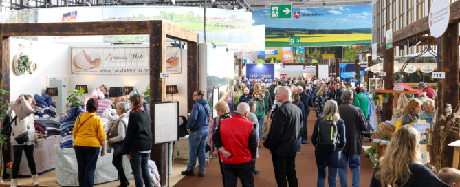 Das Foto zeigt Besucher in einer Messehalle bei der Grünen Woche in Berlin. Quelle: Grüne Woche