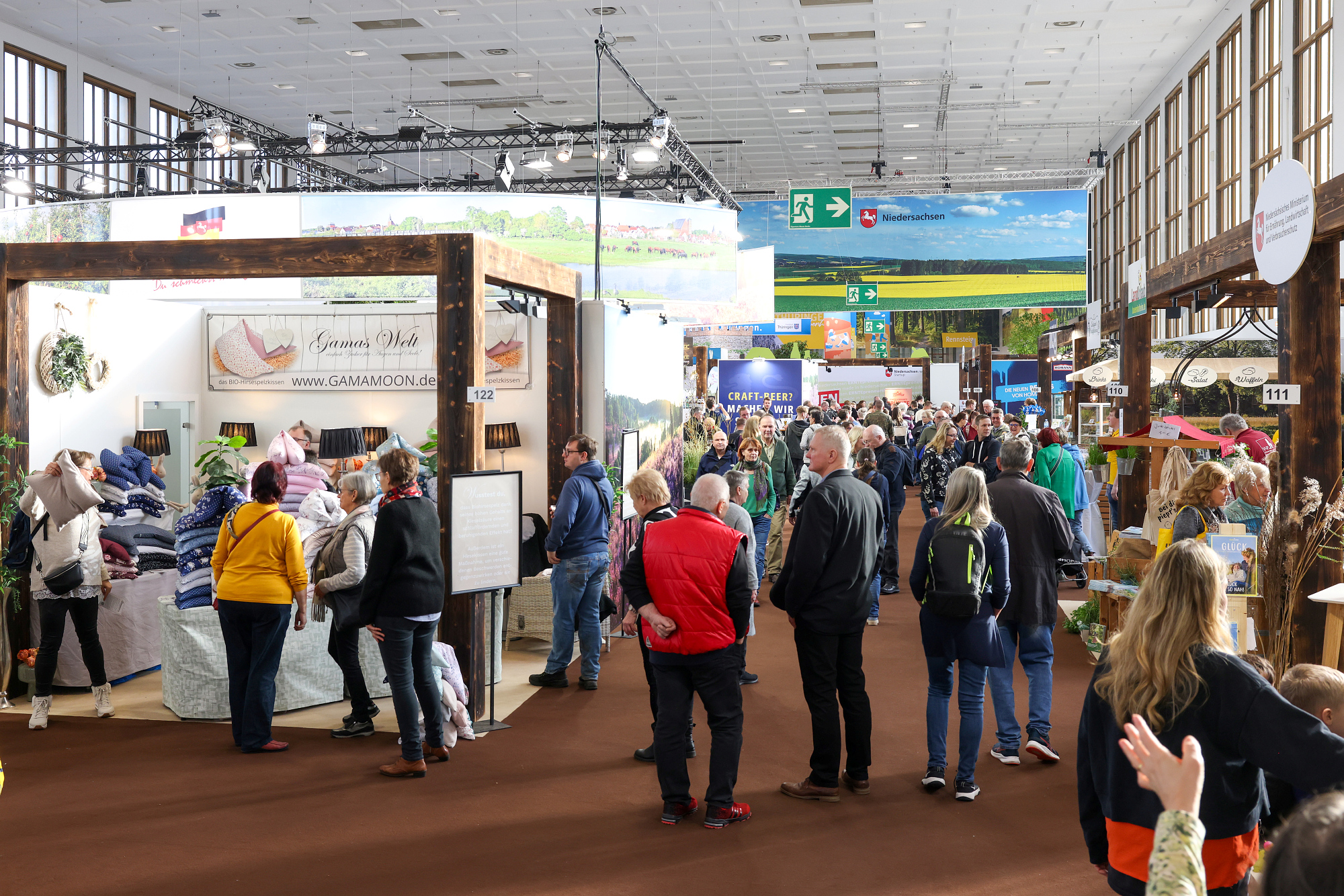 Grüne Woche 2025 Das Foto zeigt Besucher in einer Messehalle bei der Grünen Woche in Berlin. Quelle: Grüne Woche