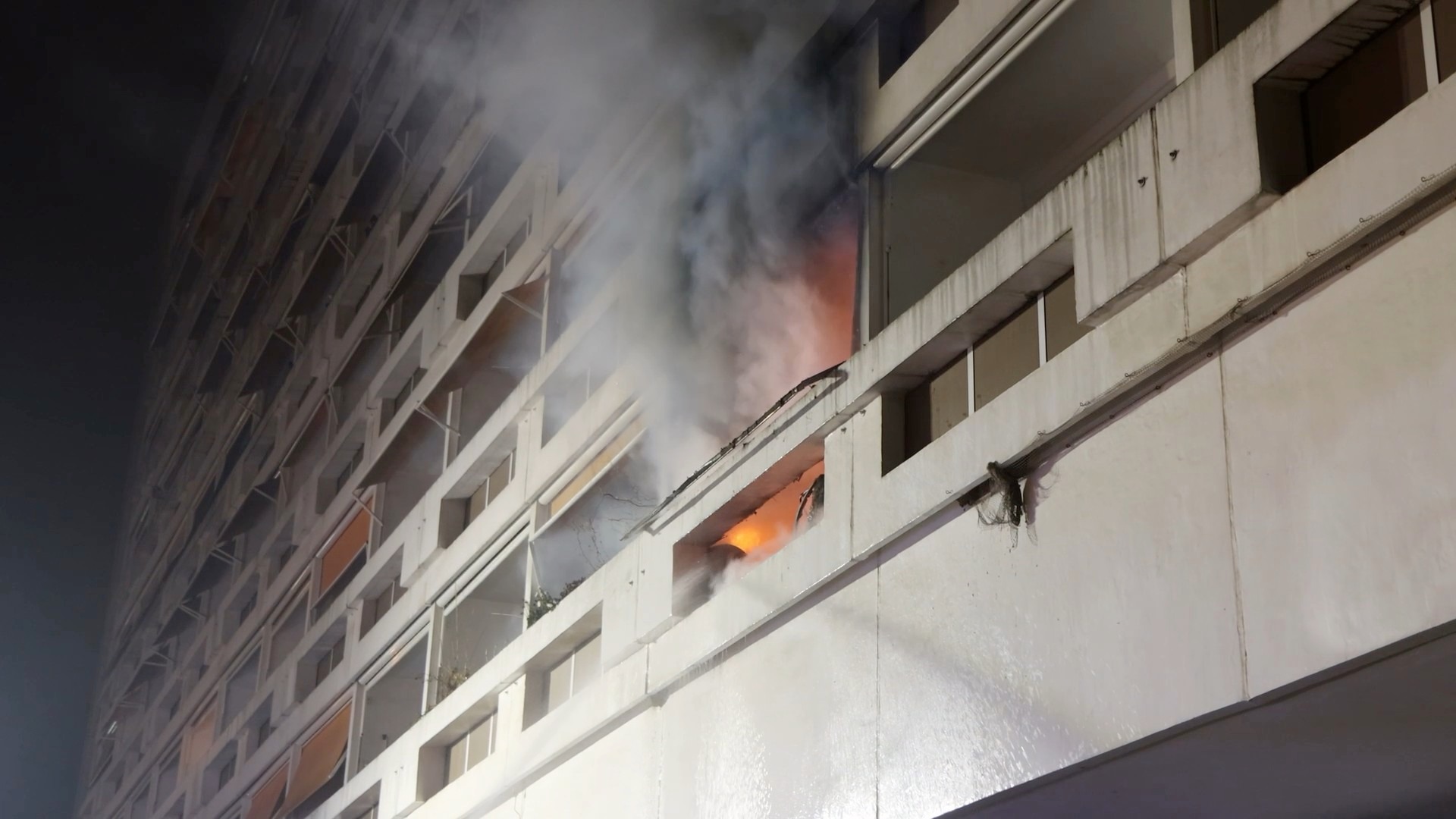 Balkon steht in Flammen